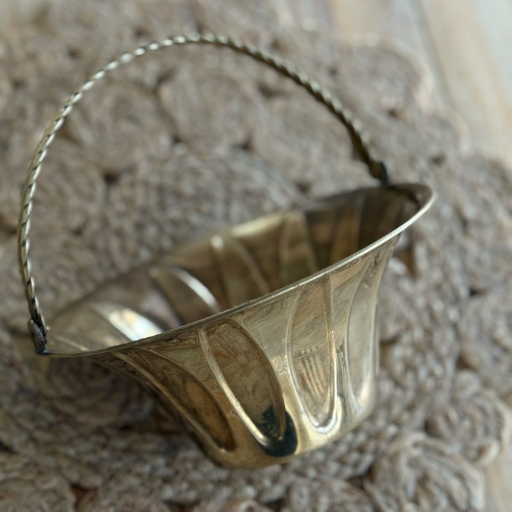 Vintage Brass Basket With Swiveling Handle - Picture 4 of 9